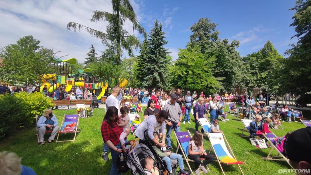 Juna - Nowoczesny Apartament W Centrum Z Widokiem Na Park Pruszkow Luaran gambar