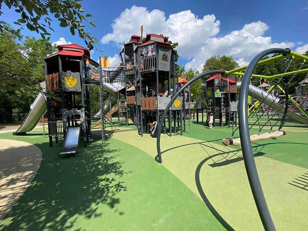 Juna - Nowoczesny Apartament W Centrum Z Widokiem Na Park Pruszkow Luaran gambar