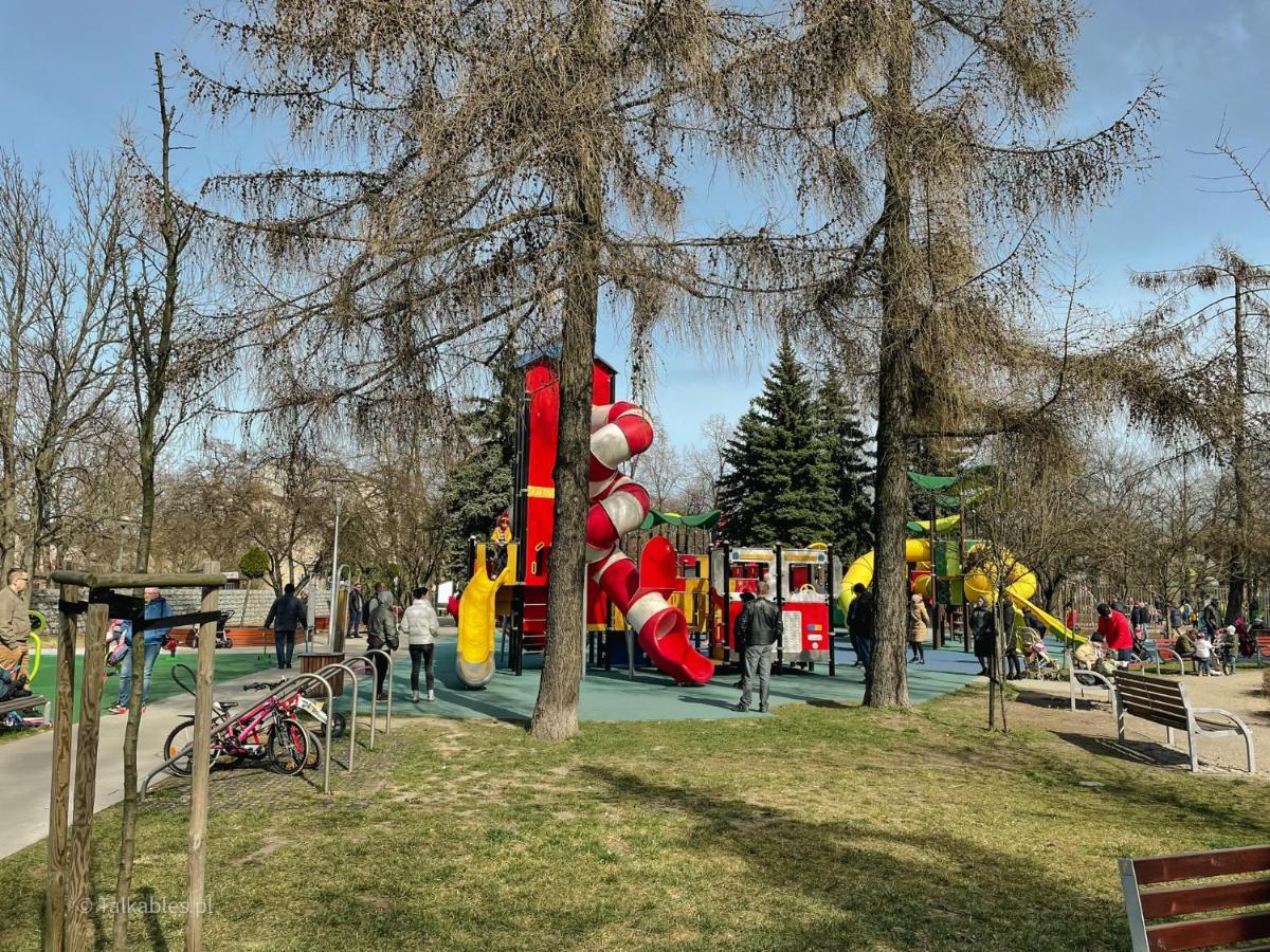 Juna - Nowoczesny Apartament W Centrum Z Widokiem Na Park Pruszkow Luaran gambar