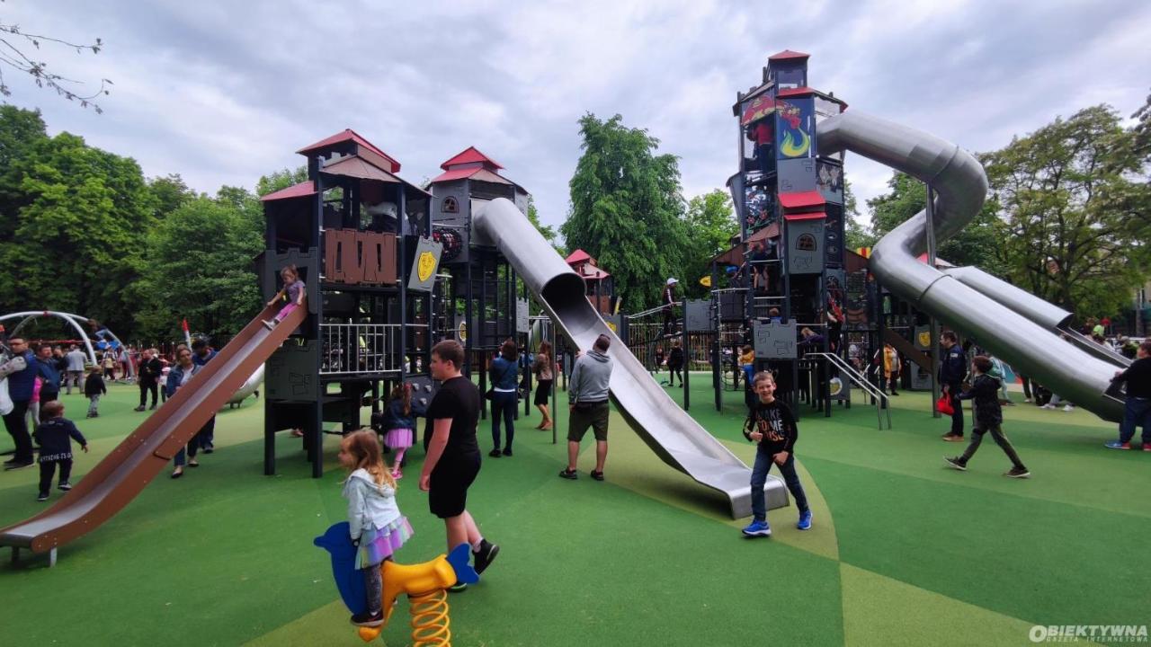 Juna - Nowoczesny Apartament W Centrum Z Widokiem Na Park Pruszkow Luaran gambar